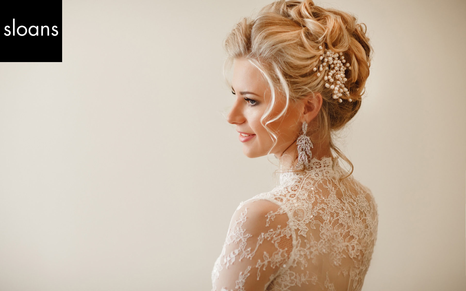 How Can a Bridal Hair Stylist Assist You in Obtaining a Classic Chignon Hairstyle